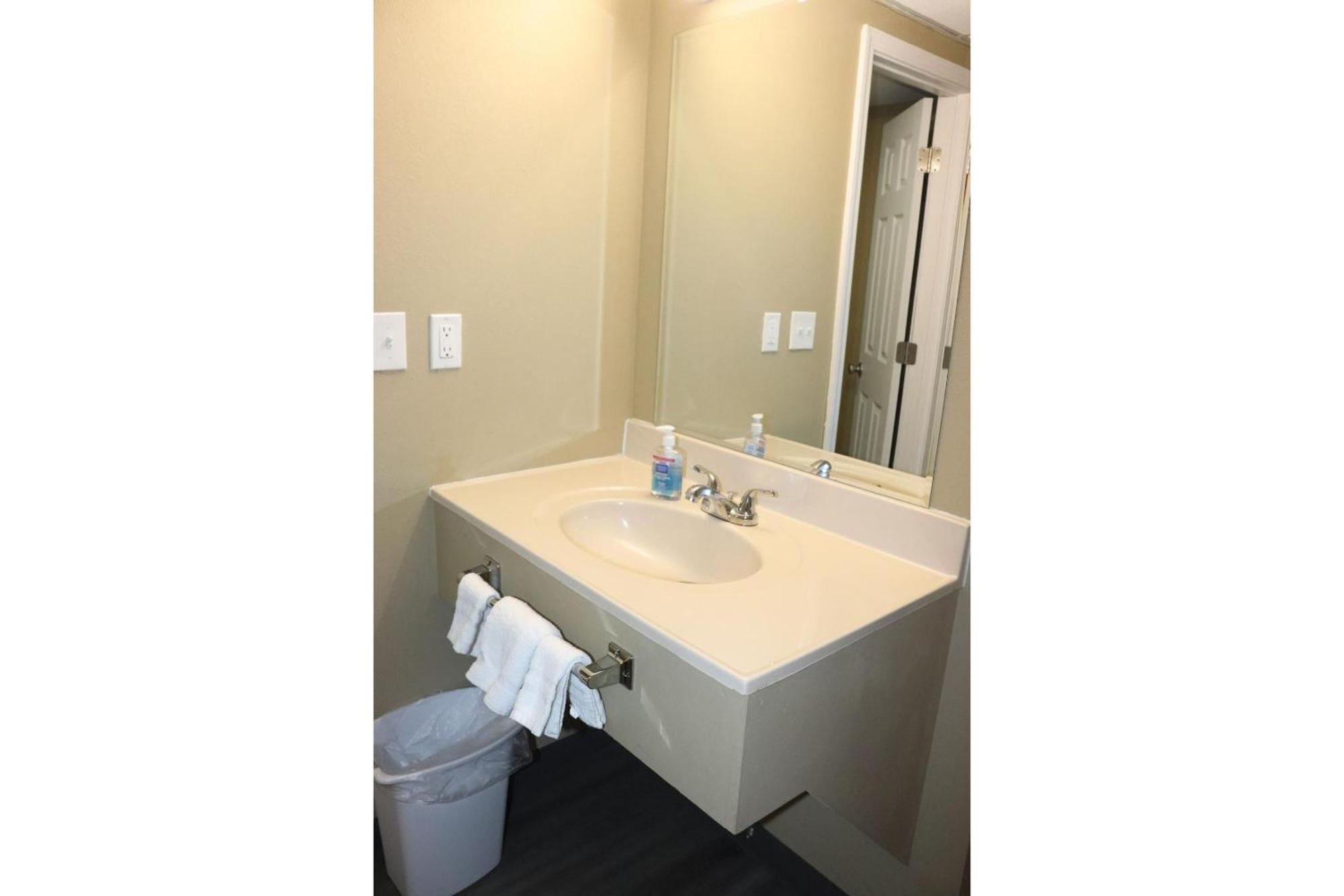 Deluxe Inn & Suites By Oyo Miami Ok Esterno foto