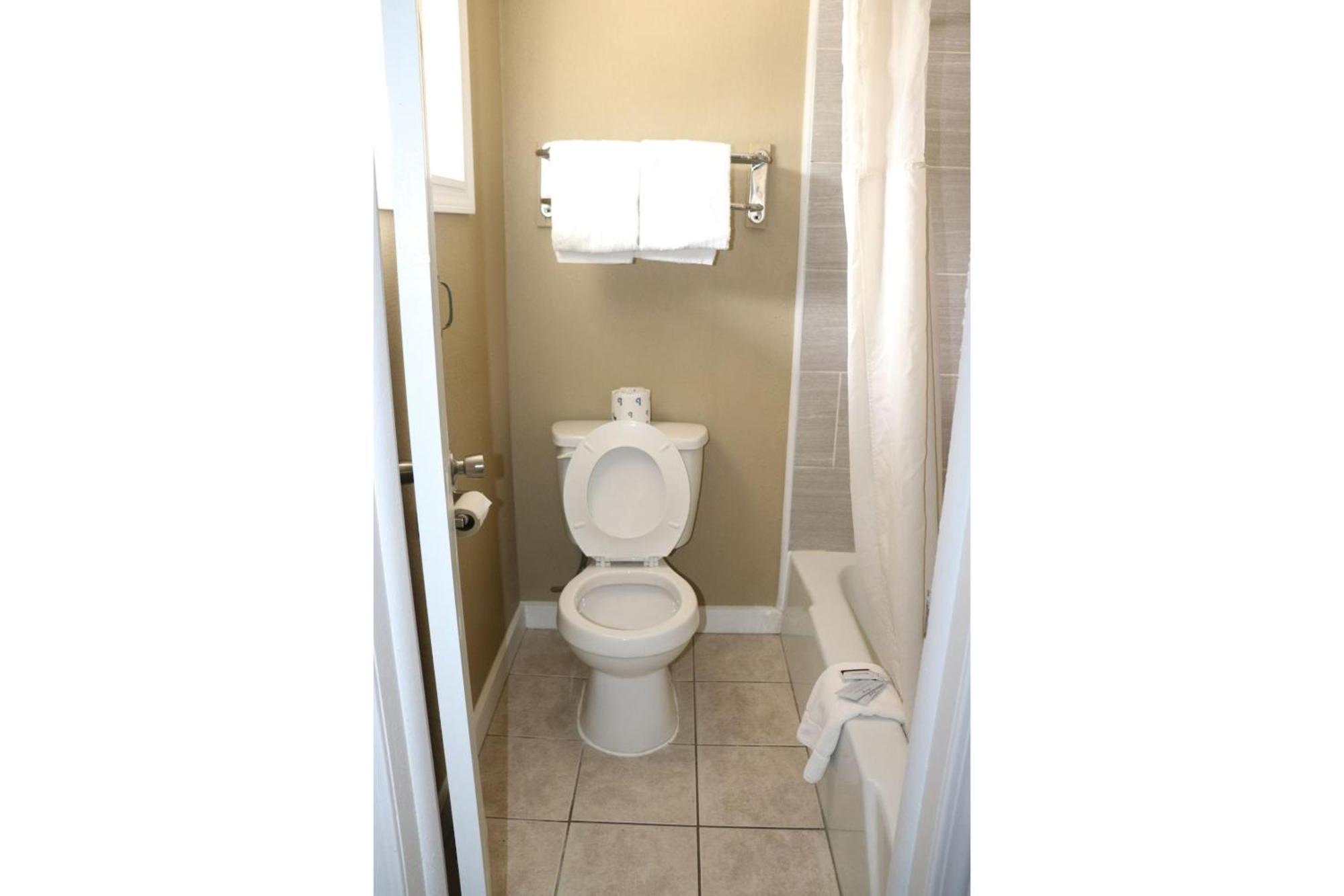 Deluxe Inn & Suites By Oyo Miami Ok Esterno foto